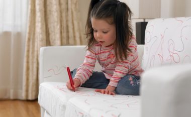 Si të hiqni njollat e markerit nga mbulesat