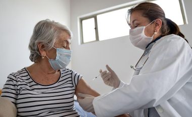 Nuk ka të bëjë vetëm me ju: Ekspertët thonë se marrja e një vaksine anti-COVID mbron të gjithë rreth jush