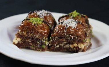 Nëse ju pëlqen klasikja, do të mahniteni për këtë: Bakllava me lajthi dhe çokollatë