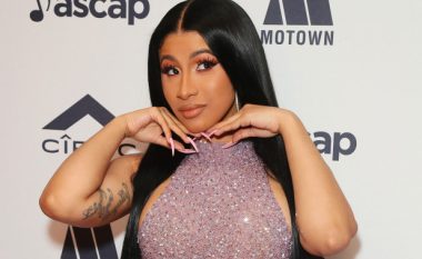 Cardi B zgjedh një manikyr plot me diamante dhe gjatësi ekstreme