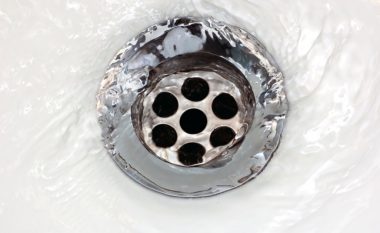 Këto dy prodhime kuzhine do të heqin bllokimin e dushit tuaj shpejt pa kimikate të ashpra
