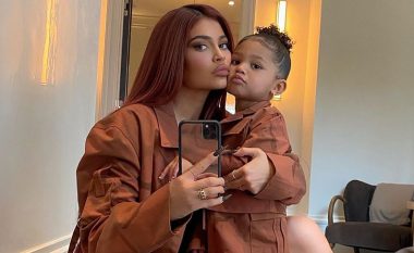 Kylie Jenner thotë se vajza e saj Stormi, 3-vjeçare, po punon për markën e saj