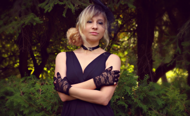 A e dini pse disa njerëz qeshin në funerale?