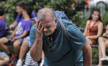 Në nxehtësi të lartë, trupi dehidratohet pas vetëm 30 minutash