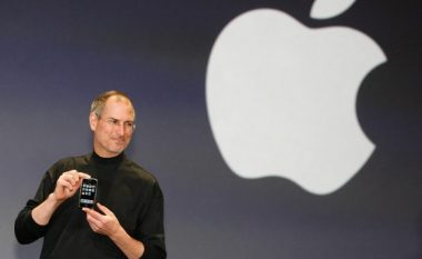 Manuali me nënshkrimin e Steve Jobs u shit për 800 mijë dollarë