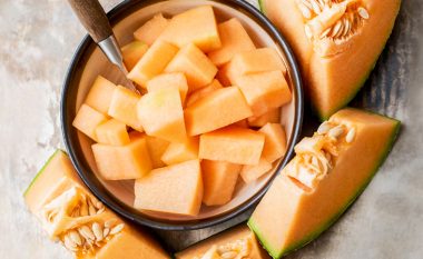 Parandaloni plakjen e lëkurës dhe humbjen e shikimit me këtë frut të shijshëm veror