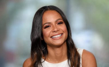 Christina Milian shkëlqen teksa pozon pranë pishinës