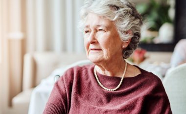 Shkencëtarët kanë zbuluar një kimikat të ri që mund të ndalojë Alzheimerin në gjurmët e tij