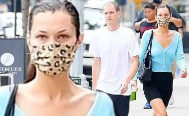 Bella Hadid duket shumë me stil në të kaltër ndërsa shëtitet me të dashurin e saj Marc Kalman, në New York