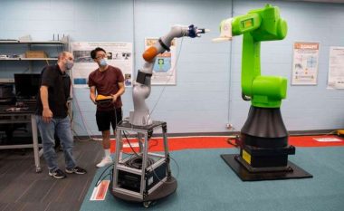 Këtyre robotëve u është caktuar një punë: Të lëvizin shtratin nga një vend në tjetrin