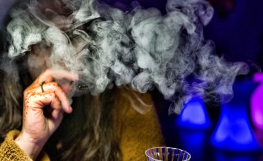 Pasoja e mistershme të marihuanës: Adoleshentët raportojnë të njëjtat simptoma të ‘çuditshme’