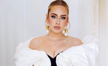 Adele shfaqet mahnitëse e veshur me një fustan elegant