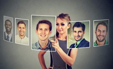Kjo shprehje e fytyrës në foton e profilit tuaj do t’ju sjellë më shumë miq, thonë ekspertët