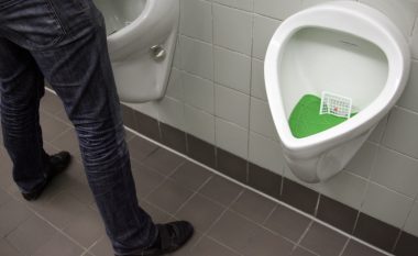 Thjesht, e “tundni” organin apo e fshini atë pas urinimit? Urologu paralajmëron të parrethprerët – ju rrezikoni infeksione të dhimbshme