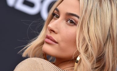 Njihuni me ngjyrat e preferuara te Hailey Bieber gjatë periudhës vjeshtë-dimër