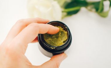 Bëjeni vetë: Pomadë propolisi – një antibiotik natyral që trajton psoriazën, kallot, aknet dhe djegiet