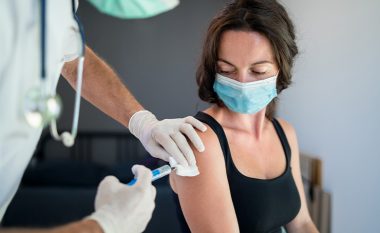 Mbi 30 mijë gra në Britani raportuan cikël menstrual të çrregullt pasi u vaksinuan kundër COVID-19
