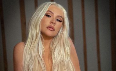 Christina Aguilera pozon ‘topless’ për të rikrijuar kopertinën e albumit ‘Stripped’