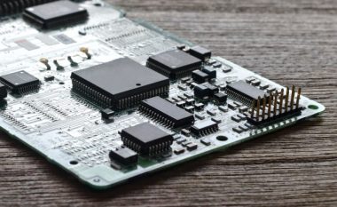 Intel beson se mungesa e procesorëve dhe kartelave grafike do të zgjasë deri më 2023