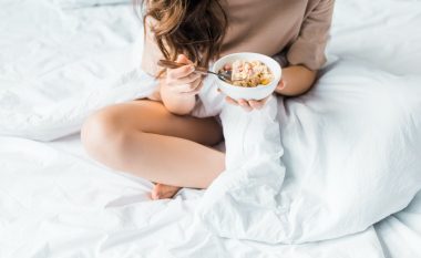 Ushqimet që ndihmojnë në qetësimin e stomakut pasi keni pirë shumë