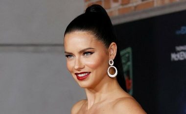 Adriana Lima me një fustan që më shumë zbulon se sa mbulon: Detaje të arta dhe një ngjyrë që rrallëkush vendos!