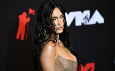 Zeshkania mahnitëse me ngjyrë të re të flokëve: Megan Fox është bionde platini dhe ju lë pa frymë me stilin e saj të ri