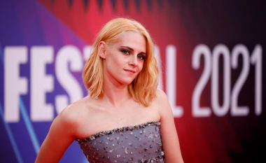 Kristen Stewart shkëlqen në premierën e filmit “Spencer”