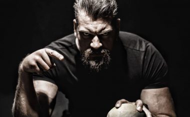 Ai luajti në Black Widow dhe Kingsman, tani është bodybuilderi profesionist më i gjatë në botë