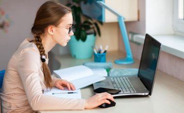 Mësimi online është më i dëmshëm për vajzat që pas një ore e gjysmë