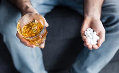 A mund të pini alkool teksa përdorni antibiotikë?