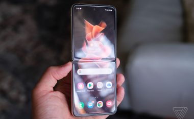 Samsung përpiqet të tregojë se telefonat e tij të palosshëm janë të fortë – në një video të re testuese