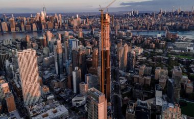 Rrokaqielli i parë super i lartë në Brooklyn zyrtarisht arrin lartësinë e tij të plotë