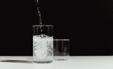 A është uji i gazuar po aq i shëndetshëm sa ai i pagazuar?