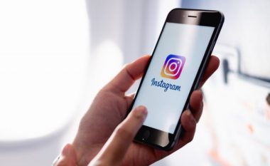 Shkundni telefonin tuaj për të raportuar një problem në Instagram