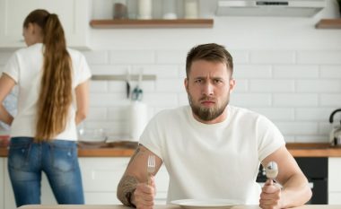Nga këndvështrimi i gruas: Këto dy gjëra çdo grua e mirë duhet t’i bëjë për burrin e saj!