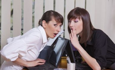 Thashethemet janë ushqimi i shpirtit të tyre: Katër shenja të Zodiakut që e kanë mendjen vetëm tek llafet