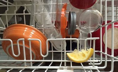 Për rezultat më të mirë të makinës së larjes së enëve, shtoni një lëvore limoni