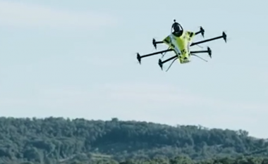 Njihuni me dronin e jashtëzakonshëm me një person në bord – pajisja kontrollohet nga distanca dhe mund të kryejë rrotullime