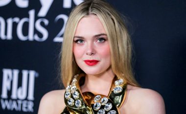 Bluza e Elle Fanning duket të jetë një zinxhir gjigant ari