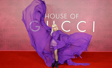 Lady Gaga shkëlqen në tapetin e kuq gjatë premierës së filmit “House of Gucci”