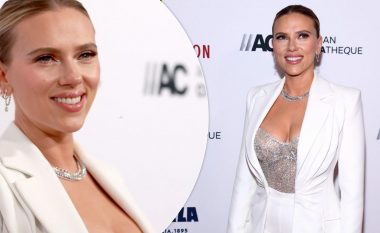 Scarlett Johansson shfaqet elegante teksa bën paraqitjen e saj të parë në tapetin e kuq pas lindjes