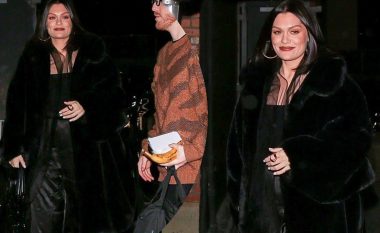 Jessie J shfaqet e veshur në të zeza në Los Angeles pasi tregoi për abortin e saj