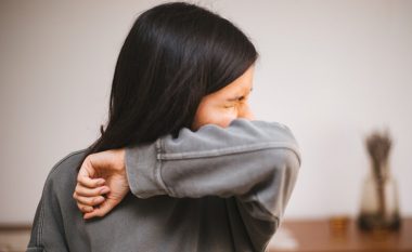 Në shtëpi grumbullohen helme dhe alergjenë! Ato shkaktojnë kollitje dhe teshtitje, ekspertët i largojnë kështu
