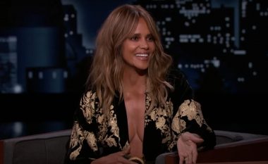 Në moshën 55-vjeçare, ajo duket si një vajzë: Halle Berry me një mini-fustan të bukur