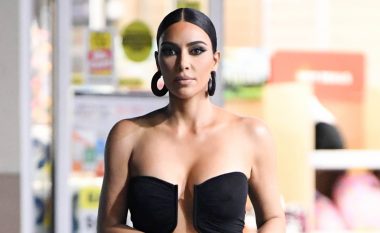 Fustani ‘ulëritës’: “Më shikoni mua!” – Qe si u shfaq Kim Kardashian në dasmën e Paris Hilton