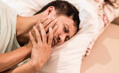 Arsyet pse dhimbjet e dhëmbit rriten gjatë natës
