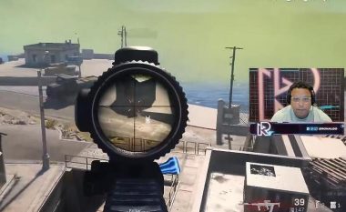 Legjenda e futbollit brazilian, Ronaldo Nazario në Twitch luan videolojën Call of Duty: Warzone