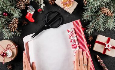 Si të mbështillni me lehtësi një dhuratë pa përdorur shirit ngjitës