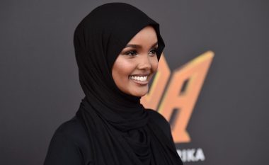 Modelja e parë me mbulesë, Halima Aden, i rikthehet modës