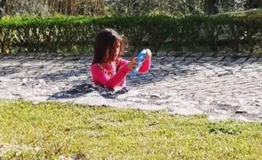 Ku është trupi i saj? Një foto e një vajze që “zhytet” në trotuar ka çmendur internetin